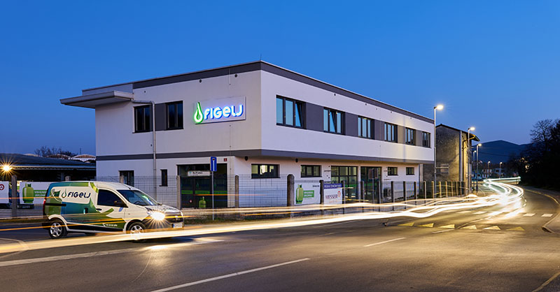 Figelj d.o.o. - Tehnična trgovina z plini in instalacijskim materijalom. Distribucija tehničnega in gospodinjskega plina Smo podjetje, ki se ukvarja z distribucijo tehničnih in gospodinjskih plinov, prodajo materiala za plinske instalacije in centralno ogrevanje ter za vodovod ter prodajo plinske opreme za kampiranje in prosti čas. NAROČI ZELENO JEKLENKO Naročilo dostave plina v jeklenki na dom DOSTAVLJAMO PO CELOTNEM GORIŠKEM OBMOČJU.